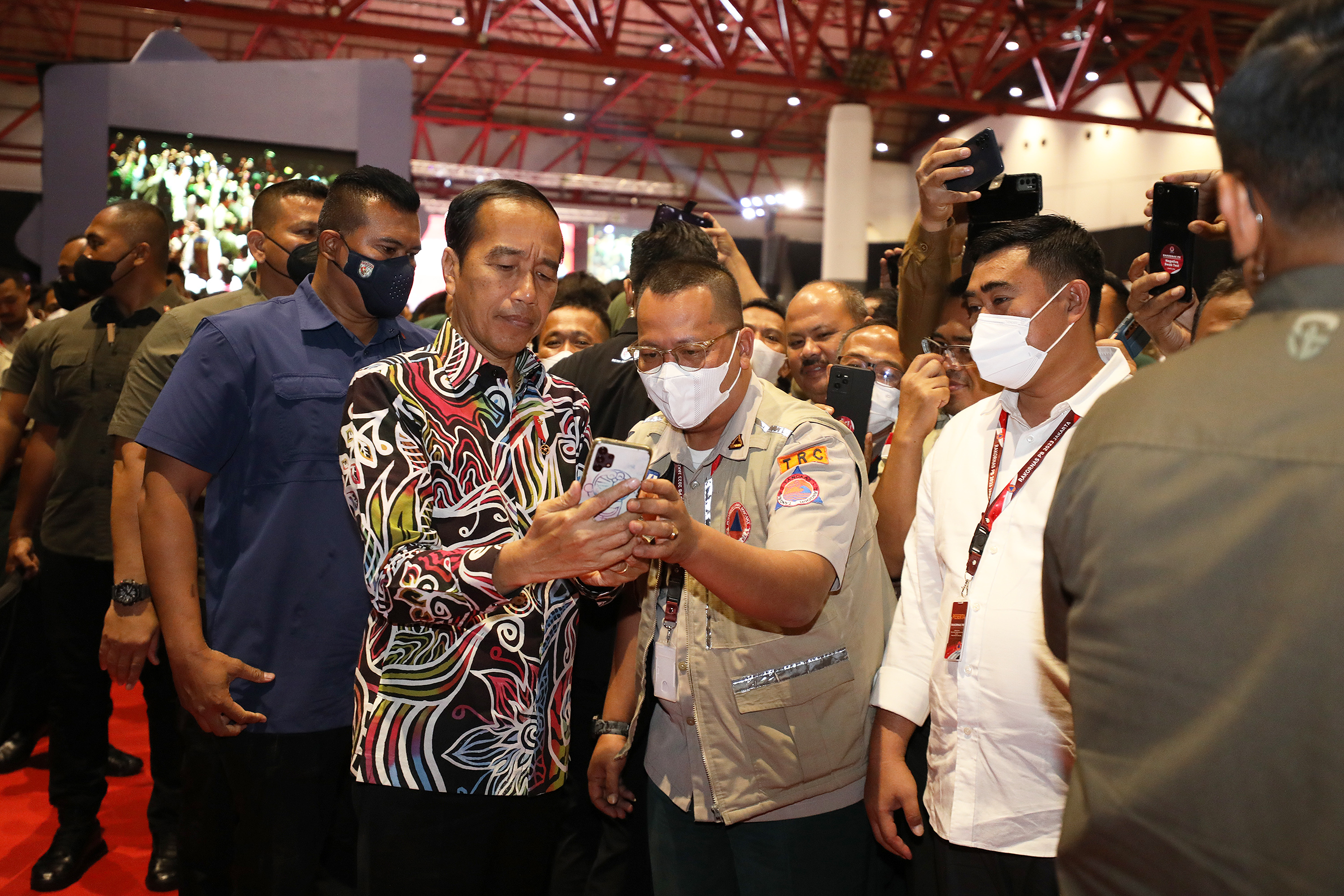 Presiden Joko Widodo (memakai batik) berswafoto dengan para peserta Rapat Koordinasi Nasional (Rakornas) Penanggulangan Bencana (PB) Badan Nasional Penanggulangan Bencana (BNPB) tahun 2023 yang digelar di Jakarta International Expo (JiExpo) Kemayoran, Jakarta Pusat, Kamis (2/3).